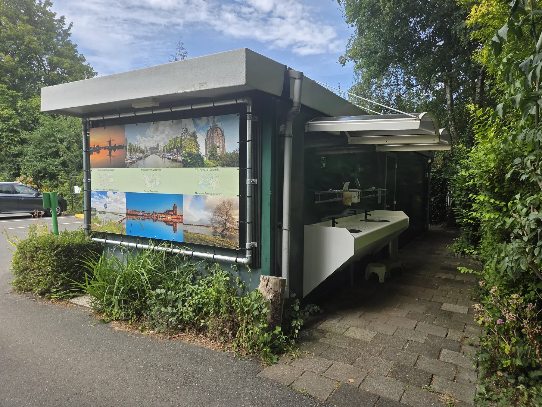 Overdekte afwasplaats op de camping
