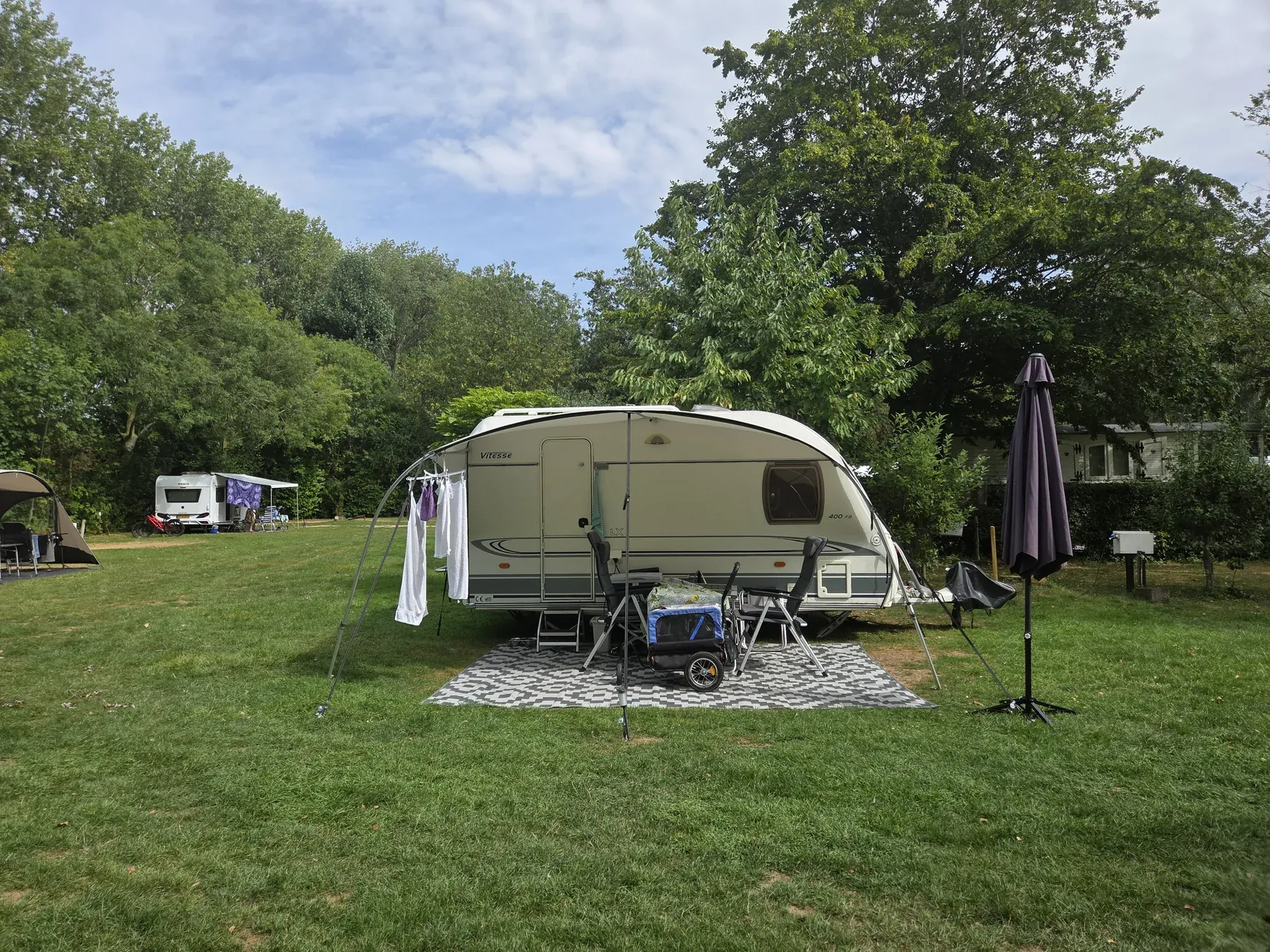 Caravan met eigen zitplaats op het gras