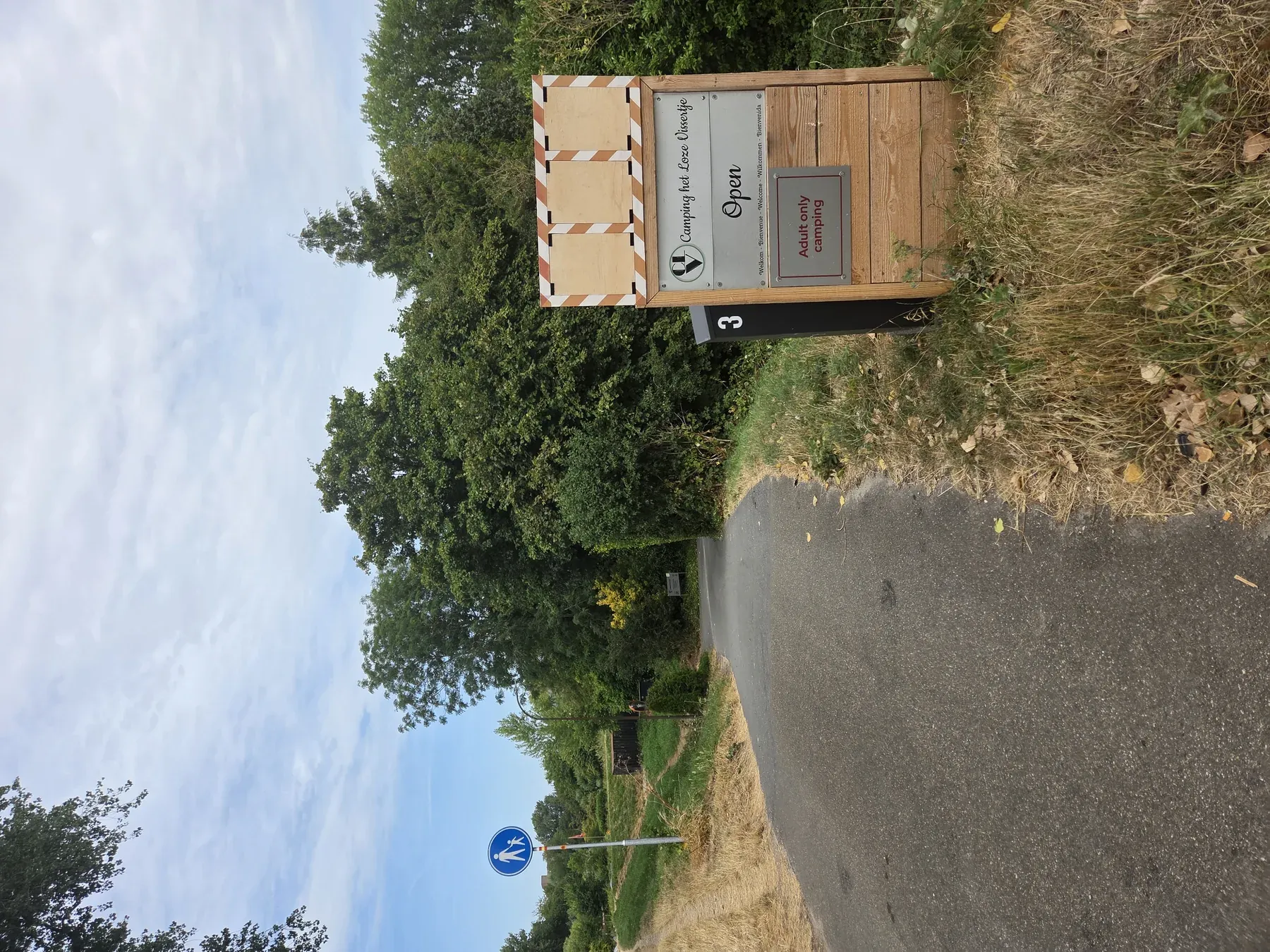 Voie d’accès avec le panneau du Camping Het Loze Vissertje